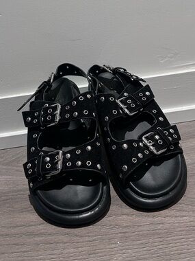BEAST FASHION Black Studded Buckle Sandals